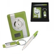 Набор: часы настольные, брелок и авторучка; зеленый; 16,5х15,5 см; металл, искусственная кожа